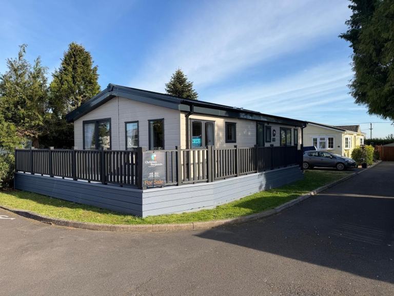 Seren Delta Lodge in Cirencester  - Lodge / Caravan 