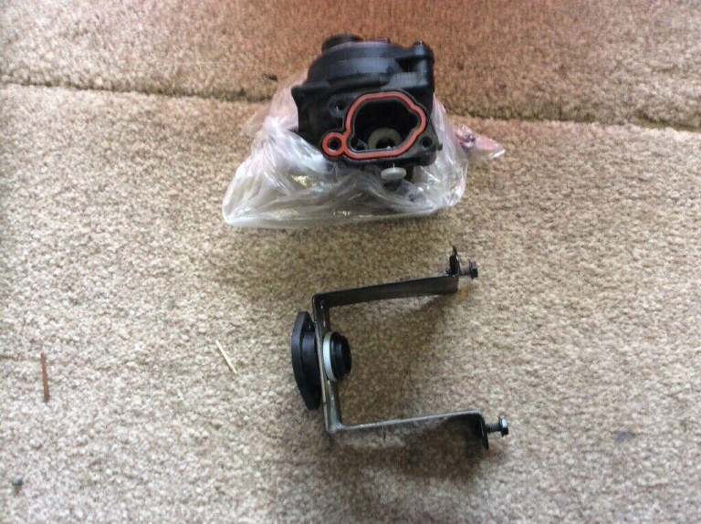 Petrol lawnmower carburettor 