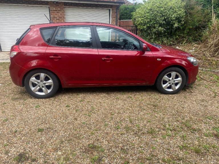 2010 KIA CEED 1,6 CRDI DIESEL 89 2 EcoDyna , 55 mpg, 5 DOOR HATCHBACK ,LONG MOT. £20 ROAD TAX.