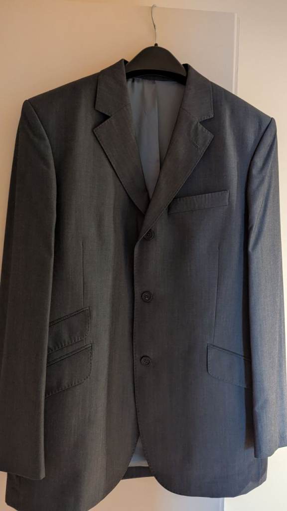 🕴️ MEN’S BUNDLE – 2 Suits, 2 Shoes, 3 Shirts & Suit Carrier (Medium/40R & 34W/43/9)🕴️