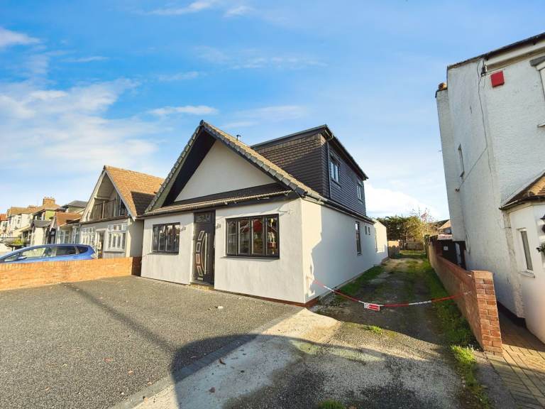 8 BEDROOM BUNGALOW TO RENT 