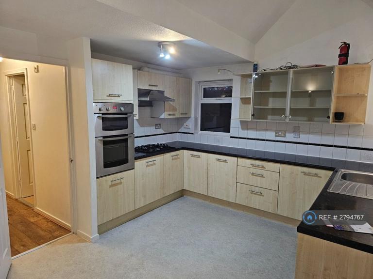 4 bedroom house in Arncliffe Drive, Heelands, Milton Keynes, MK13 (4 bed) (#2794767)