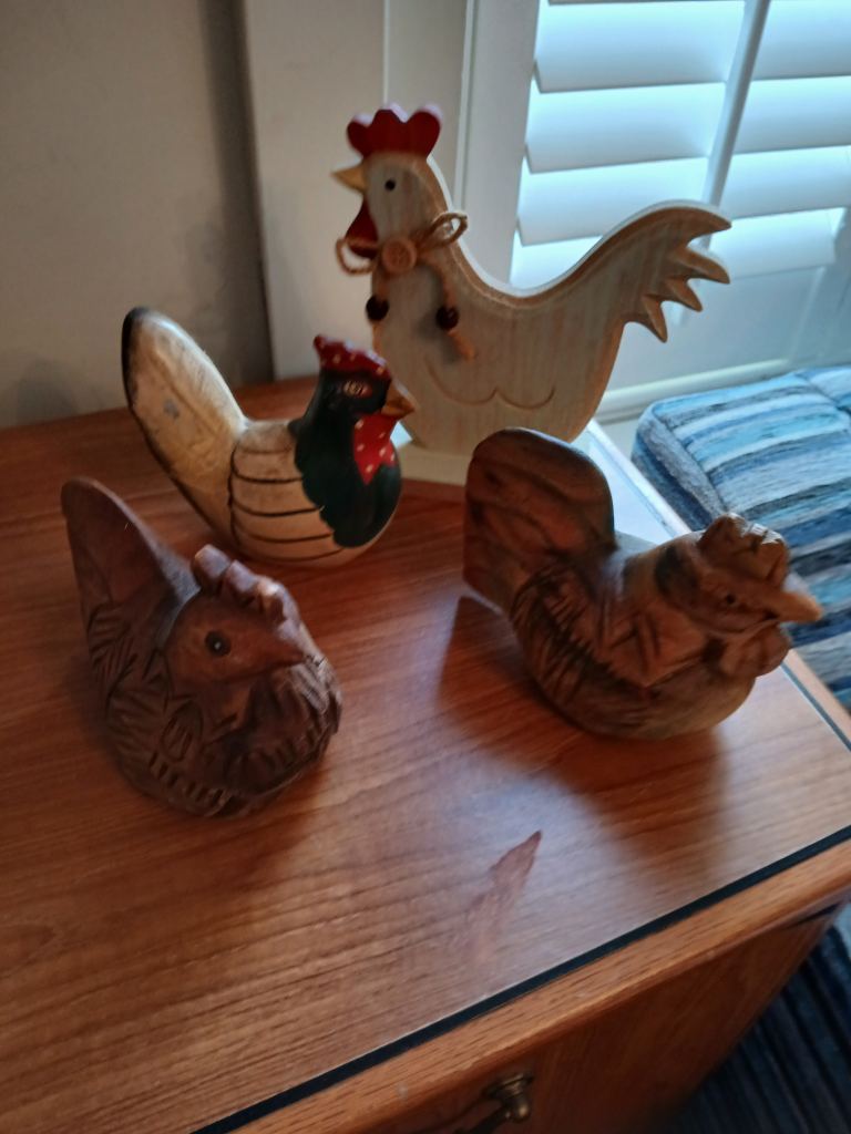4 small wooden kitchen display chickens 