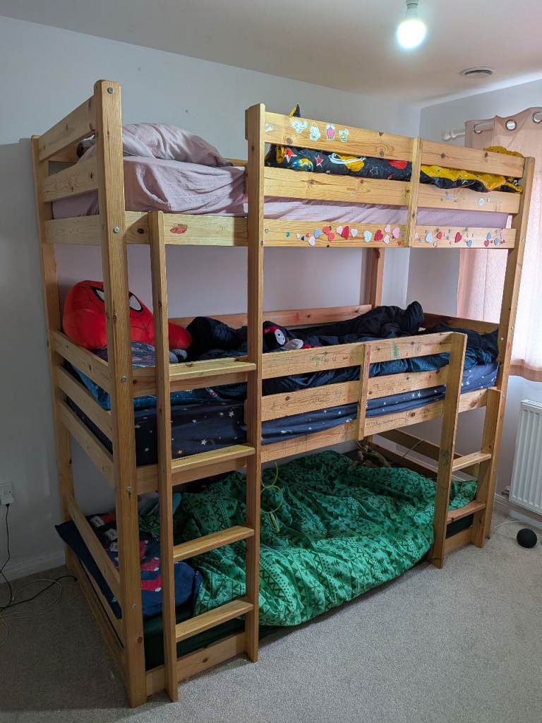 Triple bunk bed 