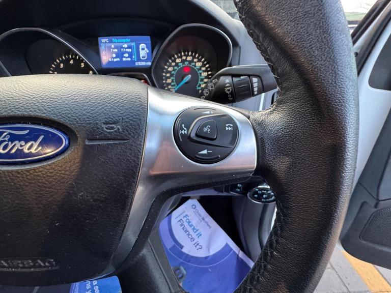 2013 Ford Focus 1.0 125 EcoBoost Titanium Navigator 5dr HATCHBACK PETROL Manual