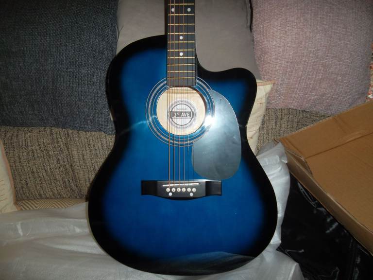 Guitar – Full Size Electro Acoustic – Colour Blue – Amp & Carry Bag