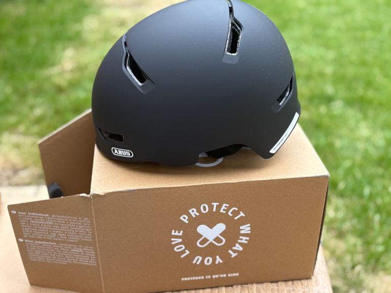 ABUS XOXO Urban Helmet – Velvet Black (54–58cm, Medium)