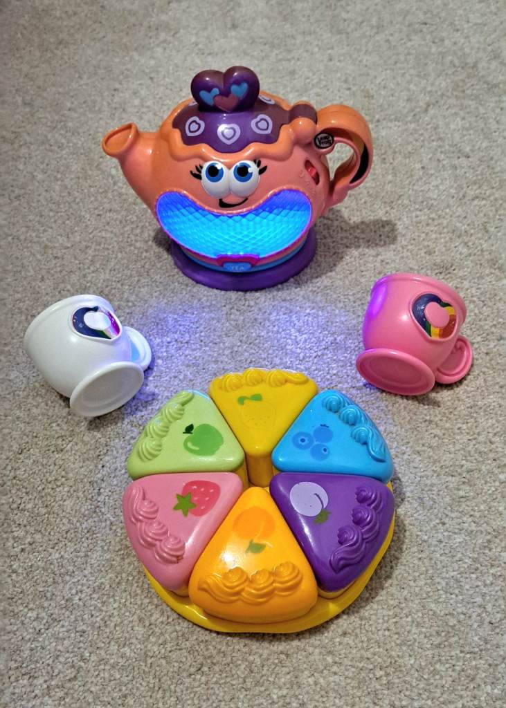 Toy colour changing tea set with accessories 