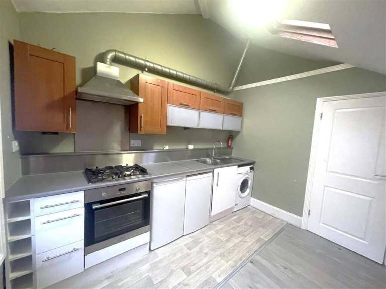 Immaculate Two bed flat on Queens Road, Brighton. Ideal for commuters