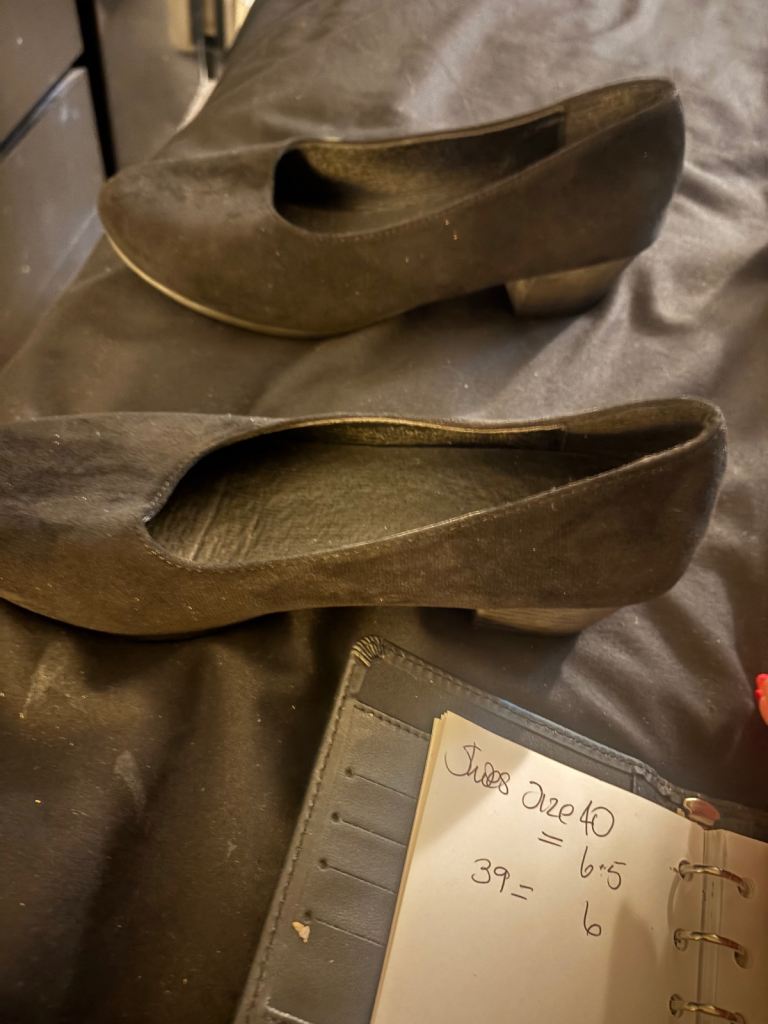 Ladies small heeled shoe 