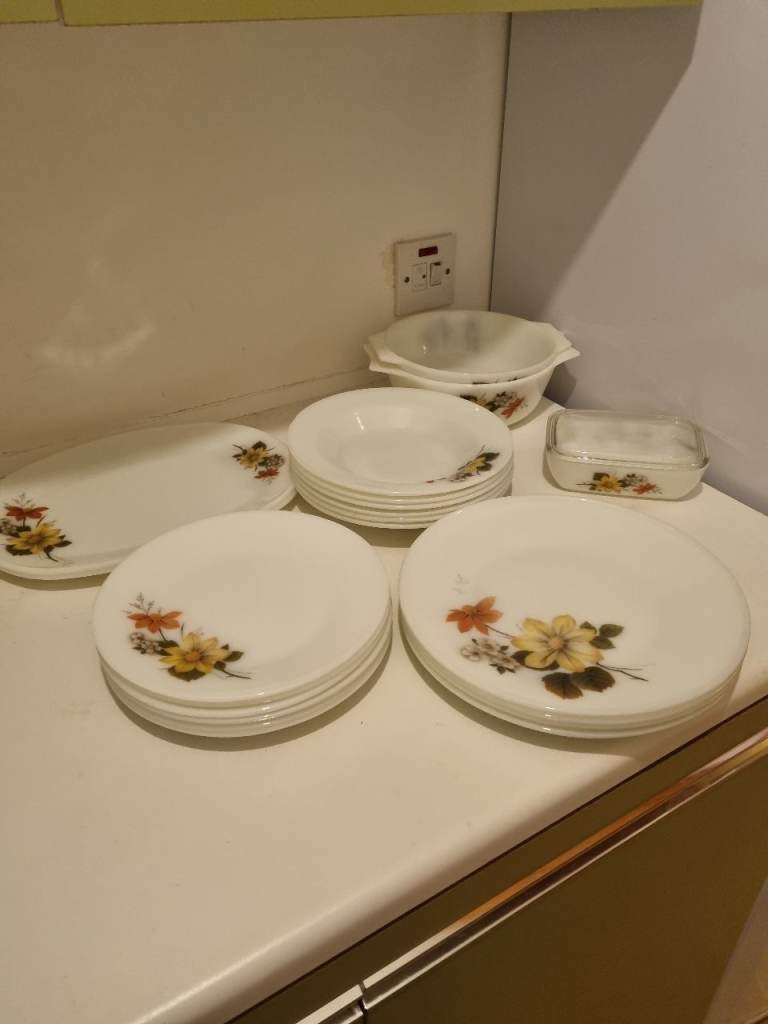 Pyrex Autumn Glory Crockery Set – White Glass Dinnerware, Good Condition