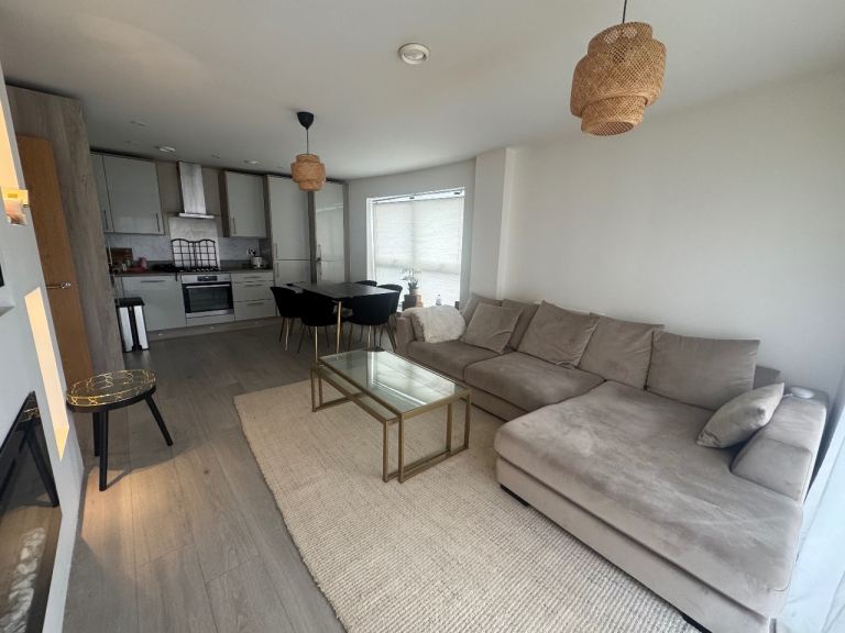 Stylish 2-Bedroom Luxury Flat Near Slough Rail Station