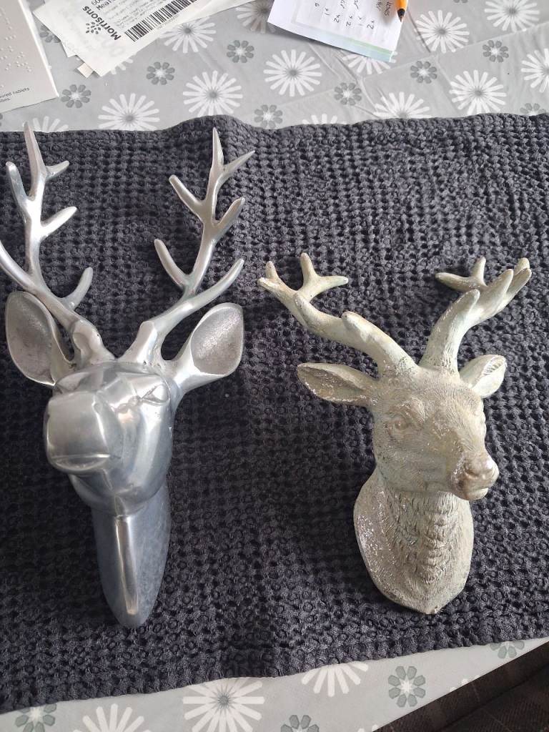 2 stags head wall art