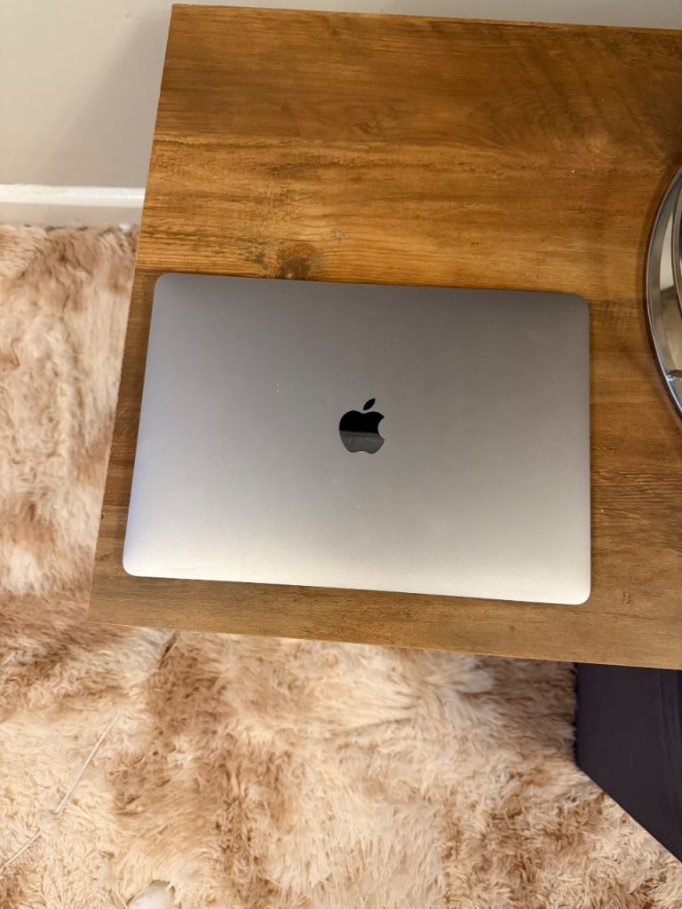 Apple Mac book pro M1