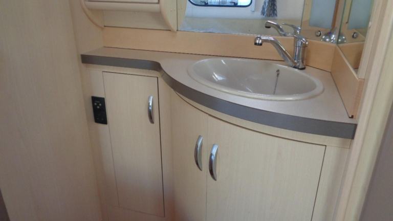 Hobby 645 VIP 5 BERTH,FIXED BED CARAVAN IN CLEAN CONDITION. 2010