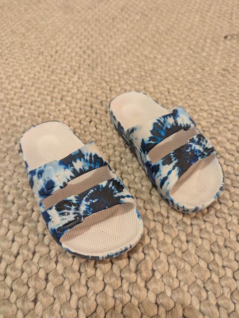 Kids sliders/flip flops size 7/7.5