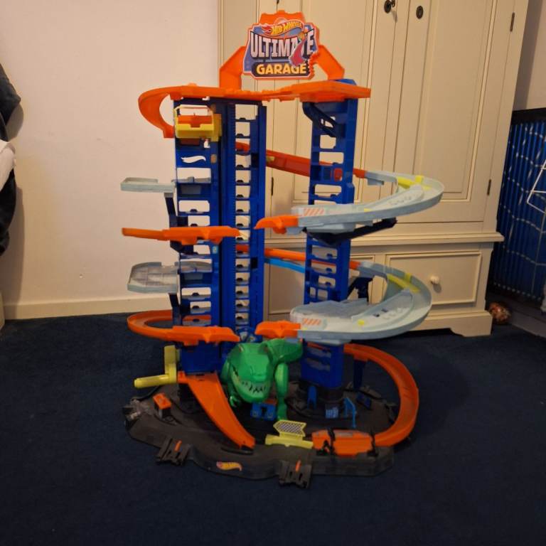 Hot wheels ultimate garage 