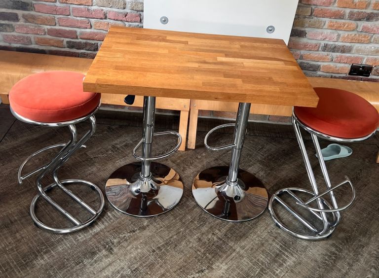 Small oak table 