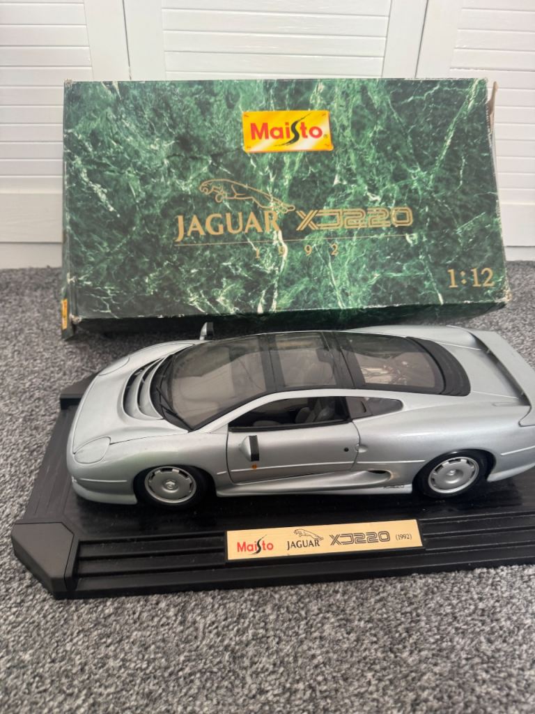 Maisto Jaguar XJ220 Model Car 1:12 Scale - Boxed