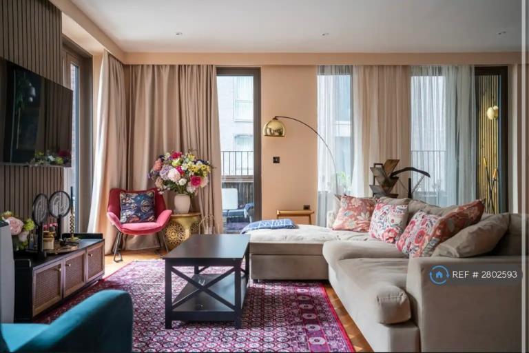 3 bedroom flat in New Union Square, London, SW11 (3 bed) (#2802593)