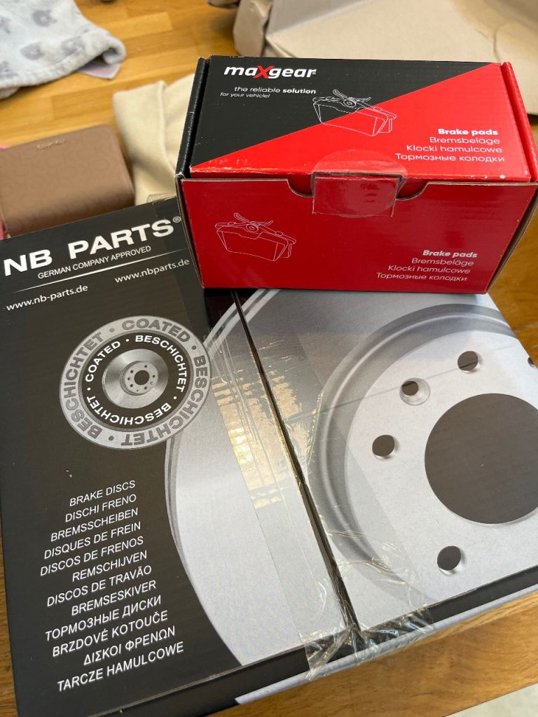 Peugeot 107 front brake discs and pads