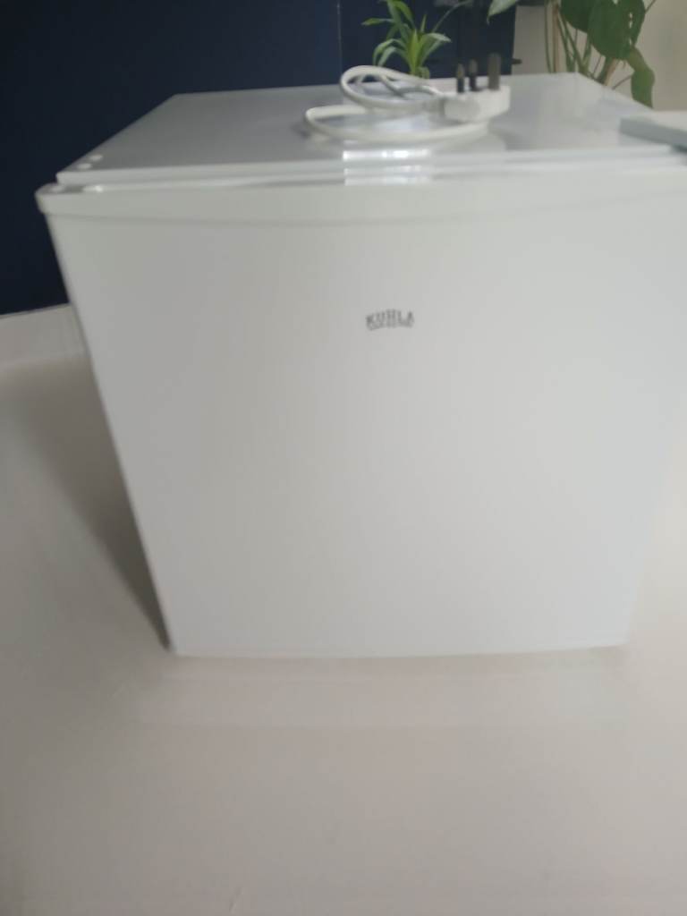 FOR SALE : COUNTER TOP FRIDGE