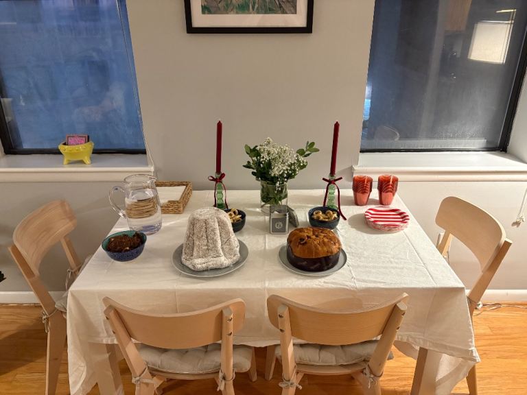Dining table (extendable) & 4 chairs - excellent conditions 