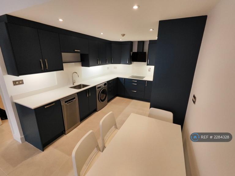 2 bedroom flat in The Point, Nottingham, NG1 (2 bed) (#2284328)