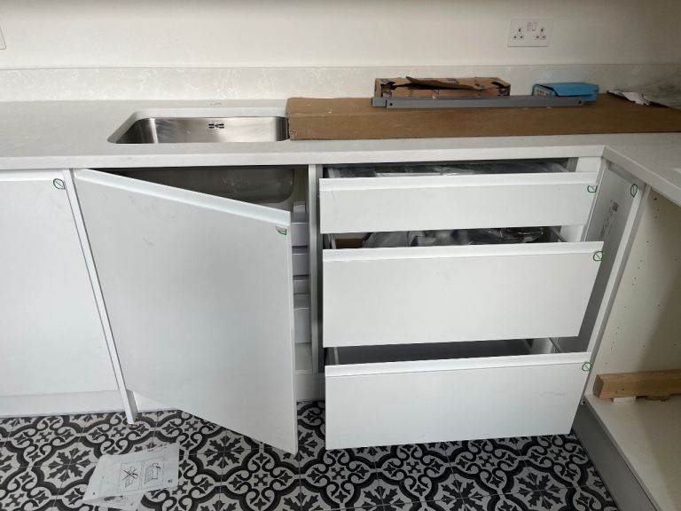 Wren Kitchen Units completely new; white gloss 