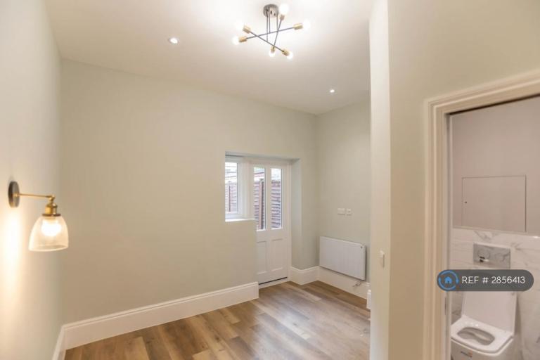 1 bedroom in Orlando Road, London, SW4 (#2856413)