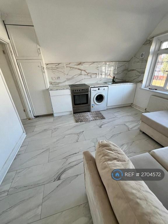 2 bedroom flat in Hounslow, London, TW5 (2 bed) (#2704572)