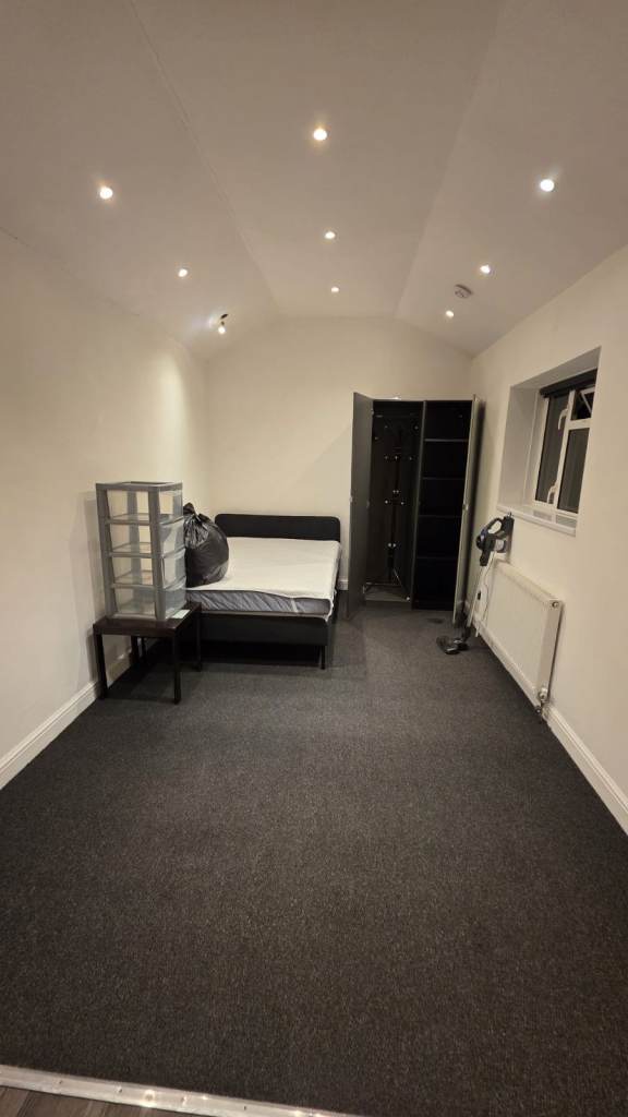 Very Large 1 bed Studio ilford all bill included