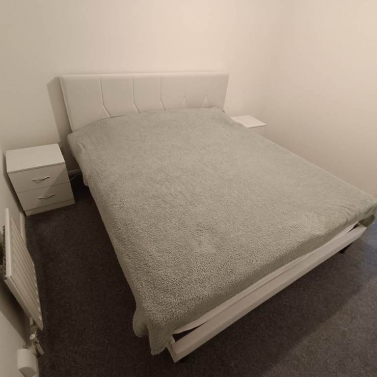 Super King Bedroom Set – Bed, Mattress & 2 Bedside Tables – Excellent Condition
