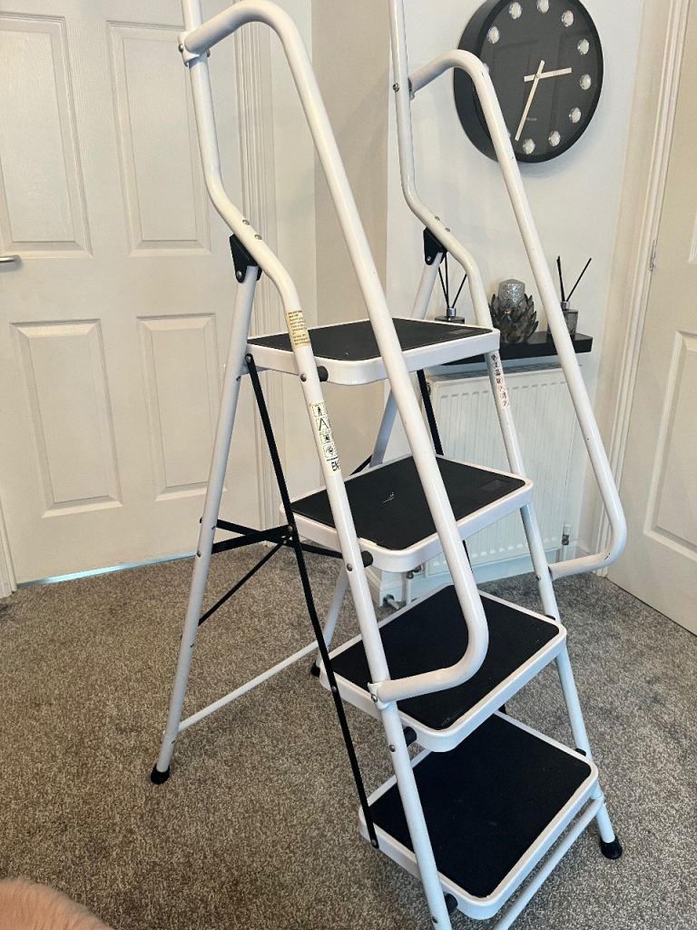 White Metal 4-Step Ladder with Handrails – Nearly New