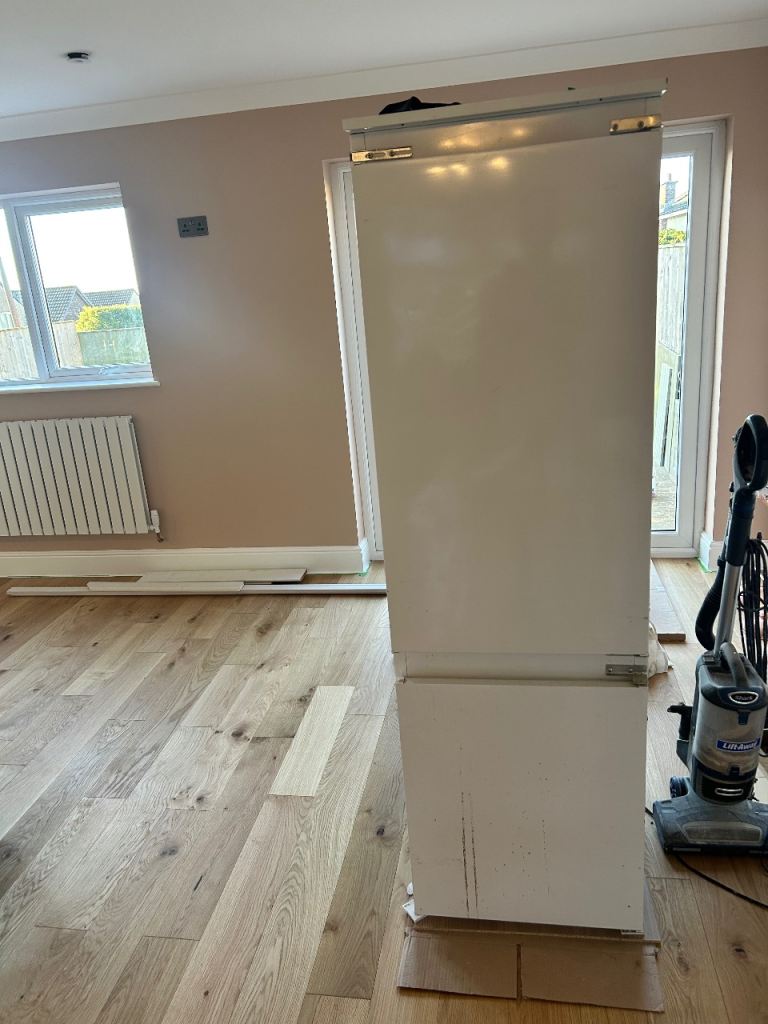 Integrated 70/30 fridge freezer 