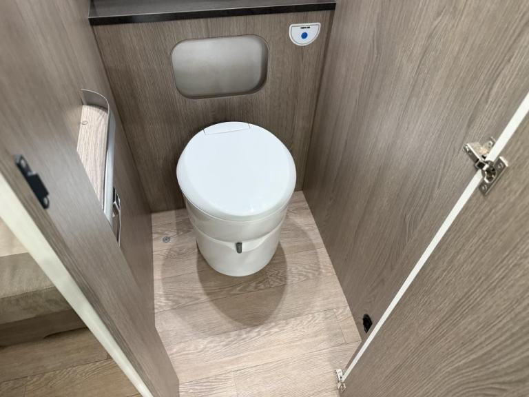 2022 HOBBY Prestige 720 kwfu 6 Berth fixed, bunkbeds, and double