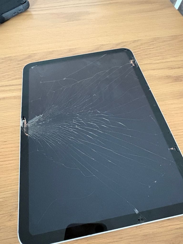 Apple iPad with Heavily Cracked Screen – Spares/Repairs