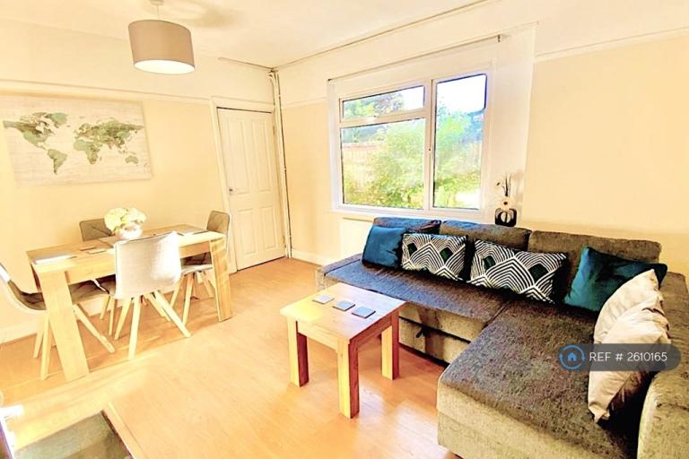 2 bedroom flat in Kenilworth Road, Ashford, TW15 (2 bed) (#2610165)