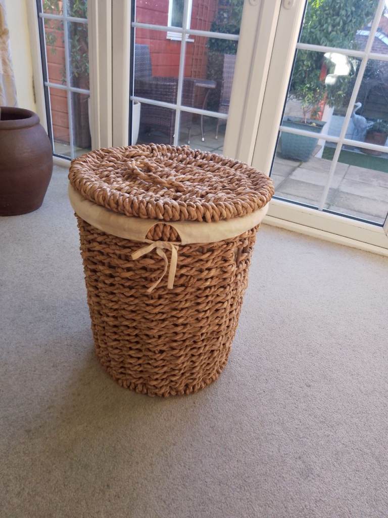 WOVEN LAUNDRY BASKET 