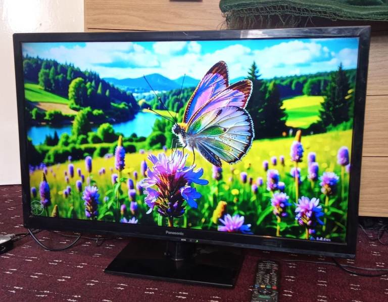 Panasonic 32 inch hd slim lightweight Freeview TV with remote 