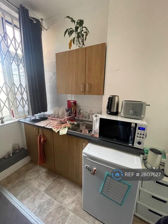 Studio flat in Parade Mansions, London, NW4 (#2807627)