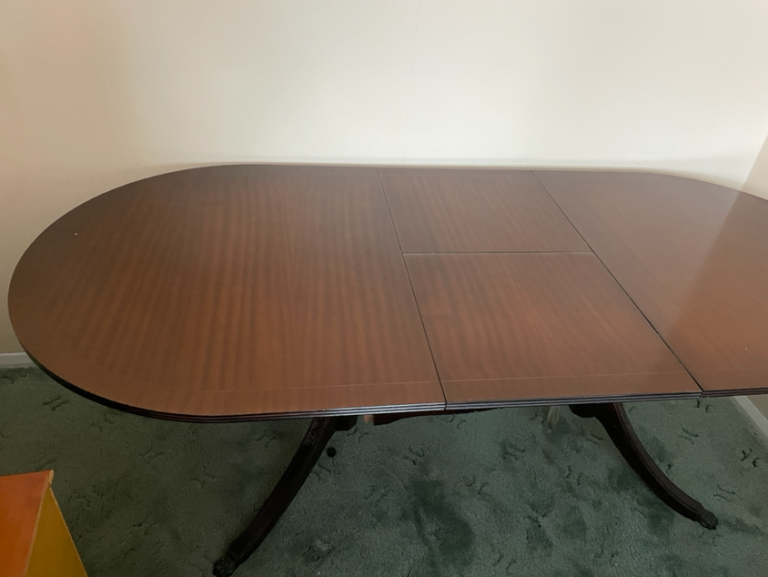 Extendable dining table and 4 chairs 