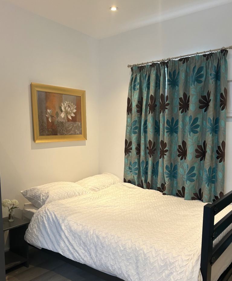 Luxurious Master BedRoom with ensuite for people in Professional occupation.