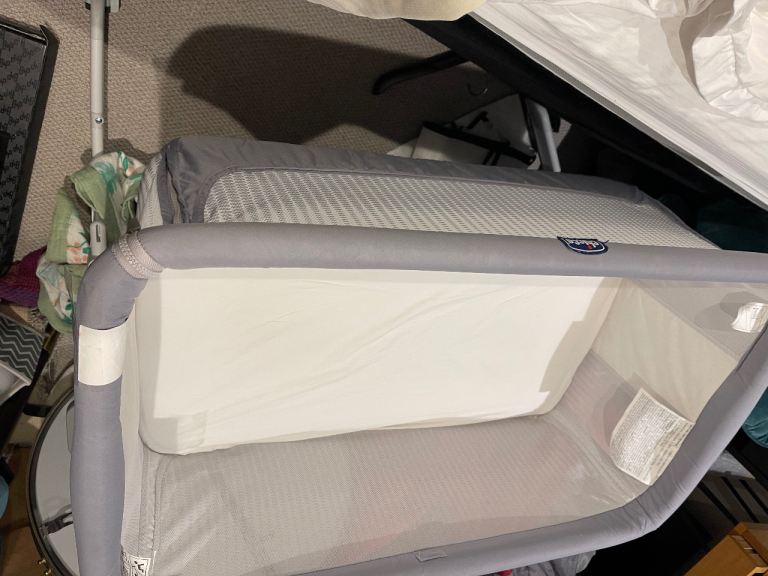 Chicco next to me air stone bedside crib cot great condition 