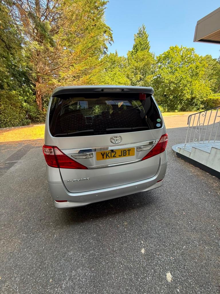 Toyota Aplhard 2012 8 Seater l