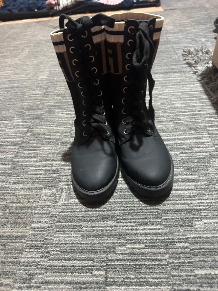 Fendi Black Leather Lace-Up Boots – Good Condition