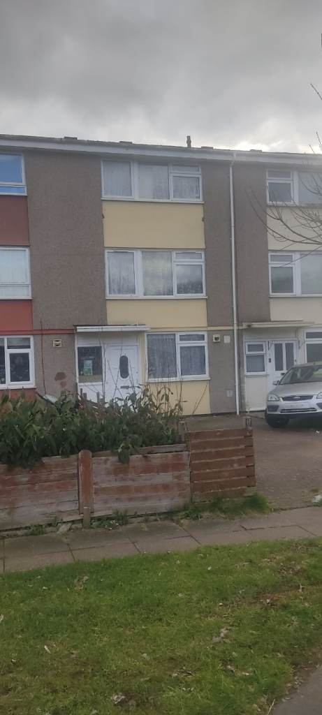 4 bedroom townhouse available for rent.