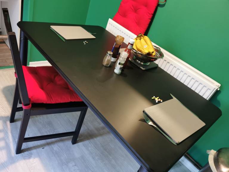 Nice table & 2 chairs