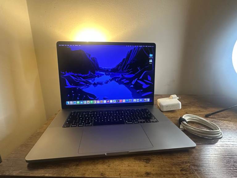  MacBook Pro 16 inch 2019 / 16 GB RAM / 512 GB SSD / TouchBar / A2141