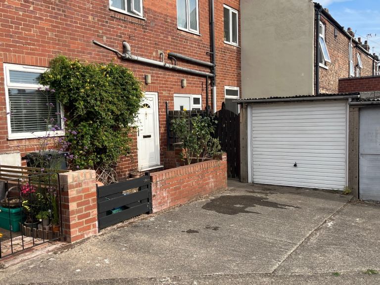 Secure Garage / Lockup + Parking Space close to centre of York to let